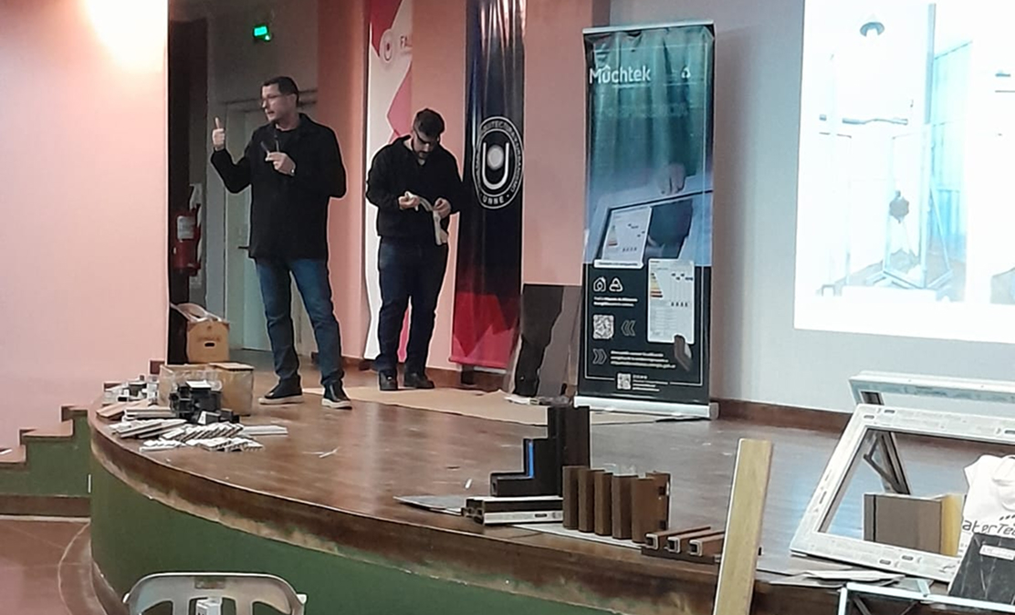 Estudiantes de Arquitectura participaron de una charla técnica sobre aberturas de PVC y materiales de altas prestaciones